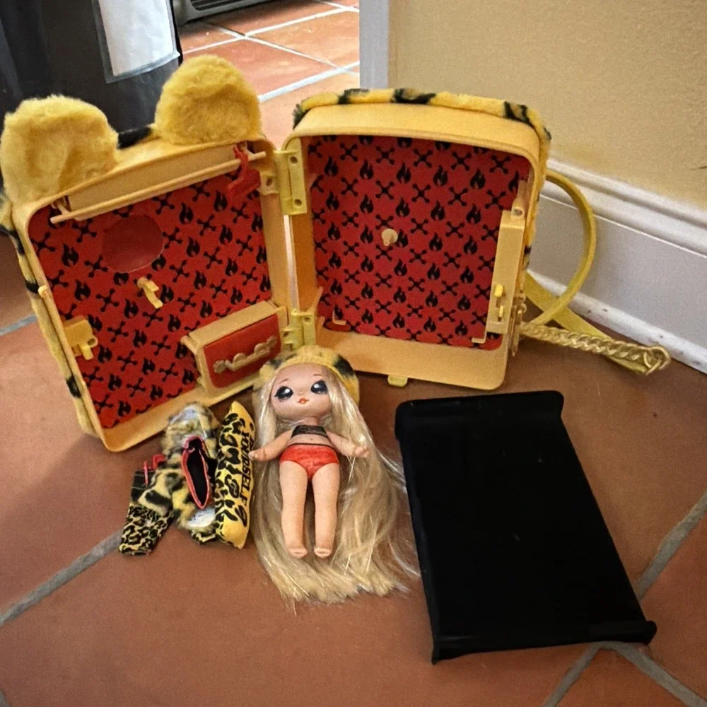 Na!Na!Na! Surprise Yellow HardCase Backpack Gold Leopard Print & Doll With Shoes